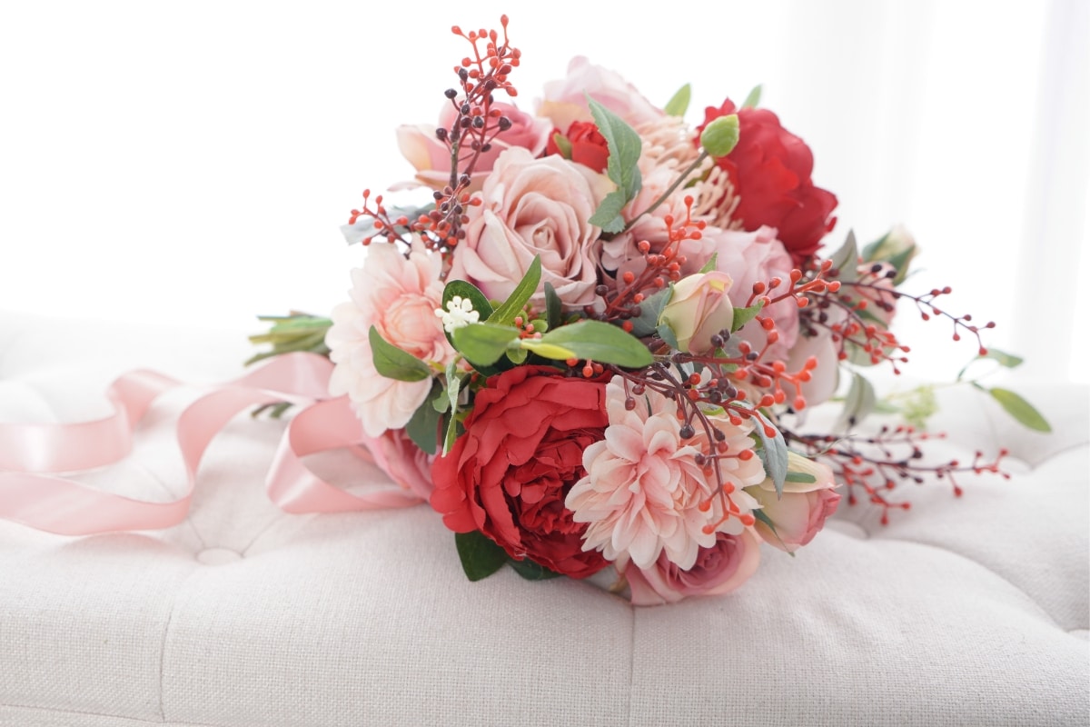 Buquê de 24 Rosas Vermelhas para Presentear uma Pessoa Especial, image size:1200x800