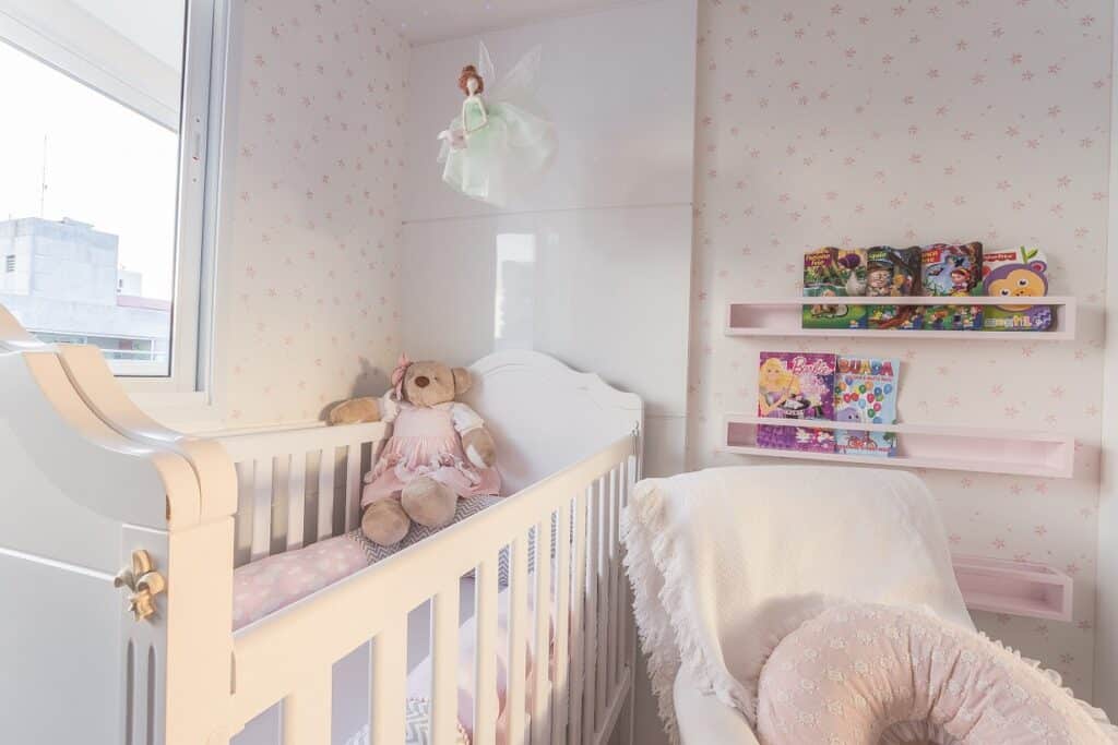 quarto de bebê clean em tons suaves