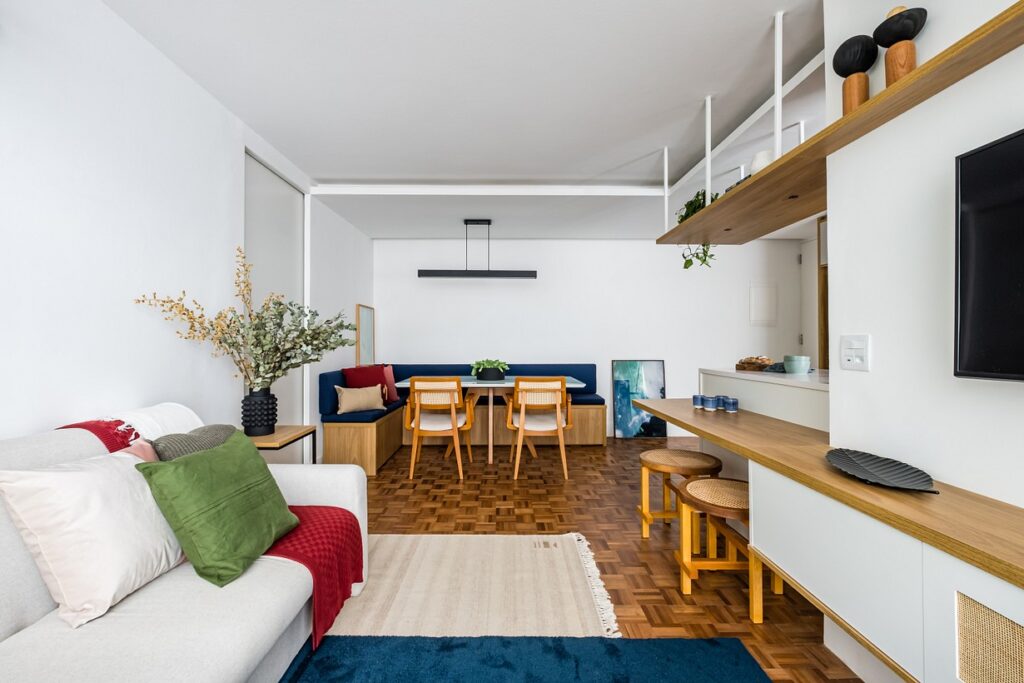 apartamento pequeno com piso de madeira