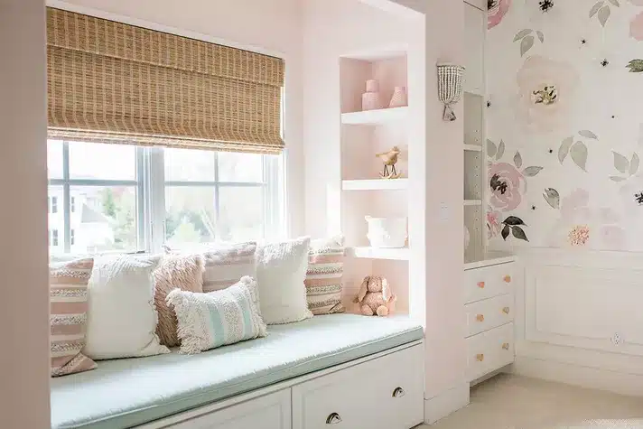 quarto de menina em tons suaves