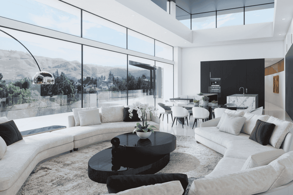 sala de estar grande e luxuosa