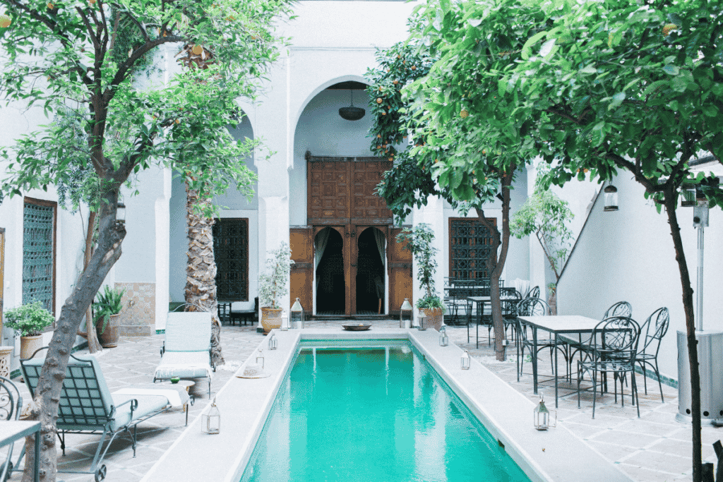 decoração para área da piscina em casa