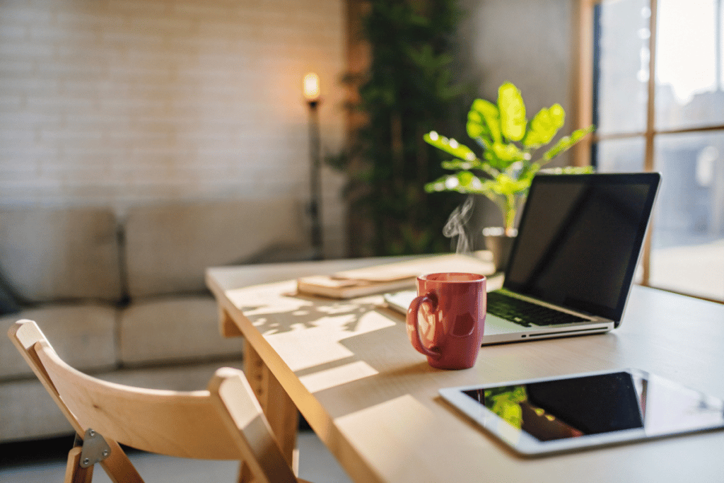 Sala integrada com home office