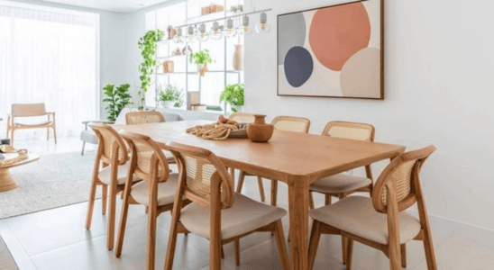 Decoração de apartamento claro com madeira