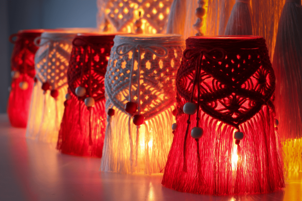 Decoração de casa com velas em macramê