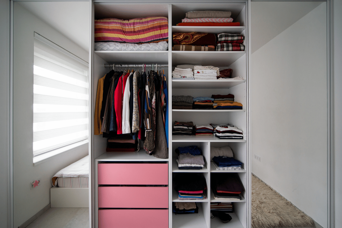 Organização de guarda-roupa no quarto