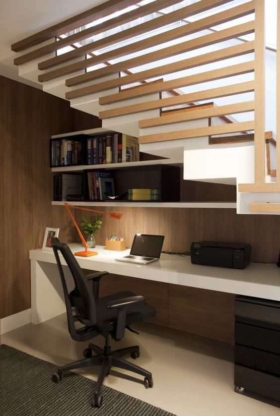 home office embaixo da escada