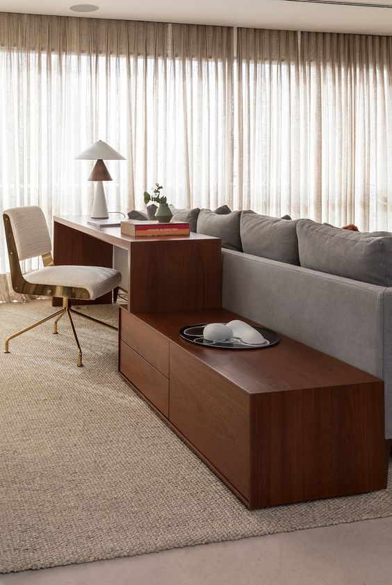 home office integrado na sala de estar