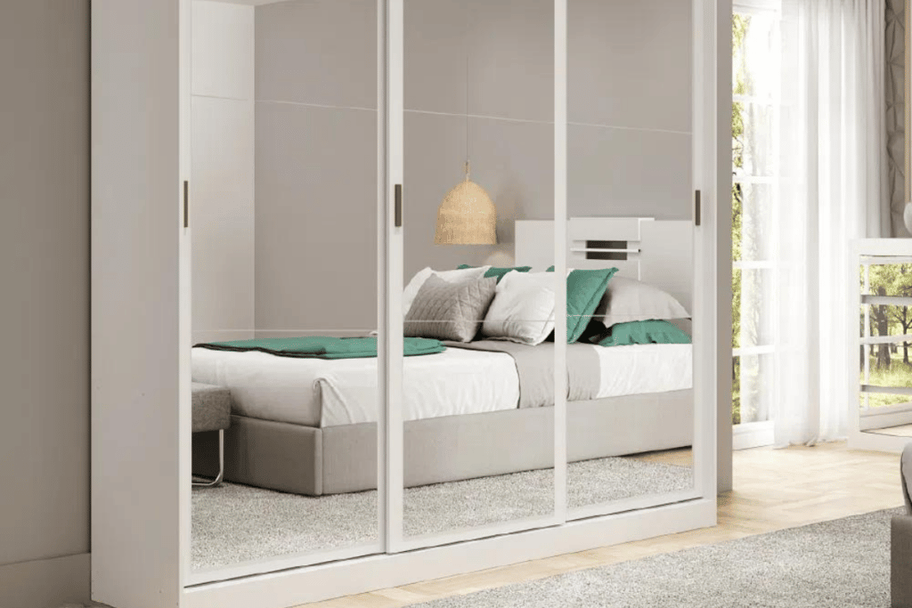 guarda-roupa branco com espelho