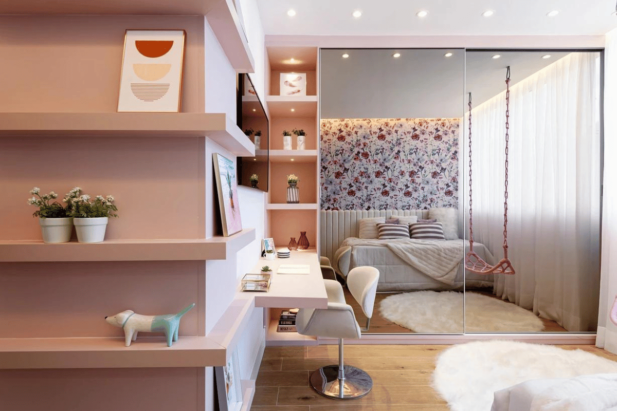 Home office em quarto feminino