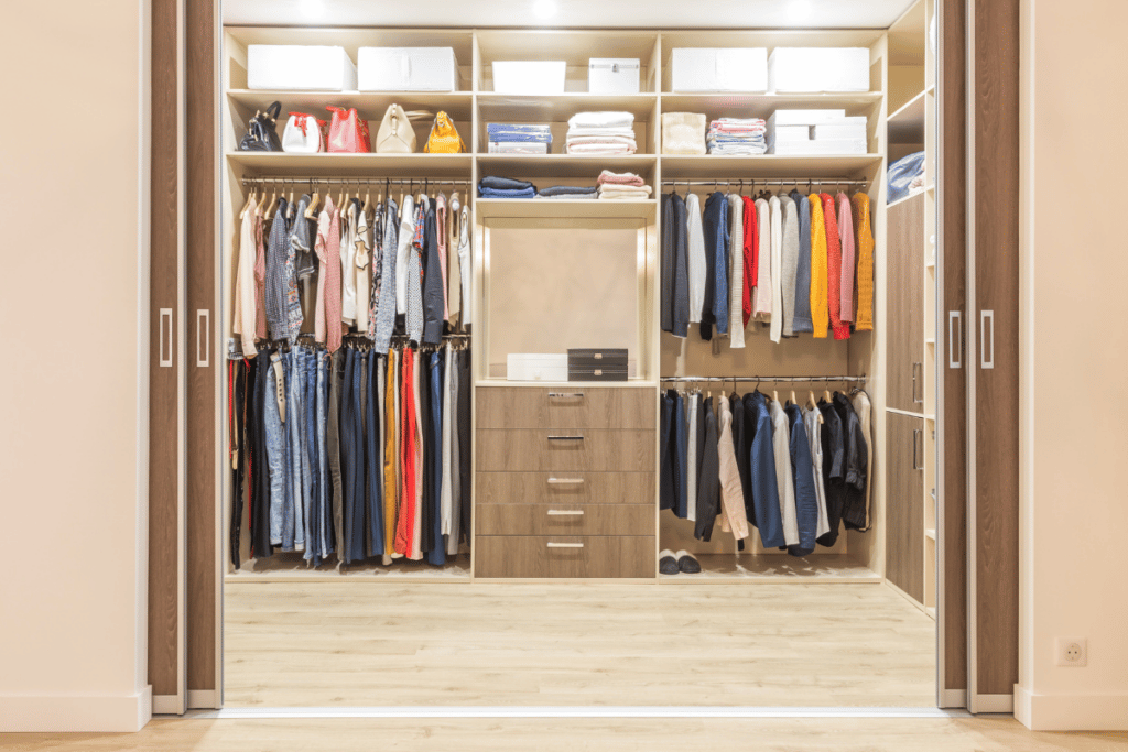 closet aberto em casa
