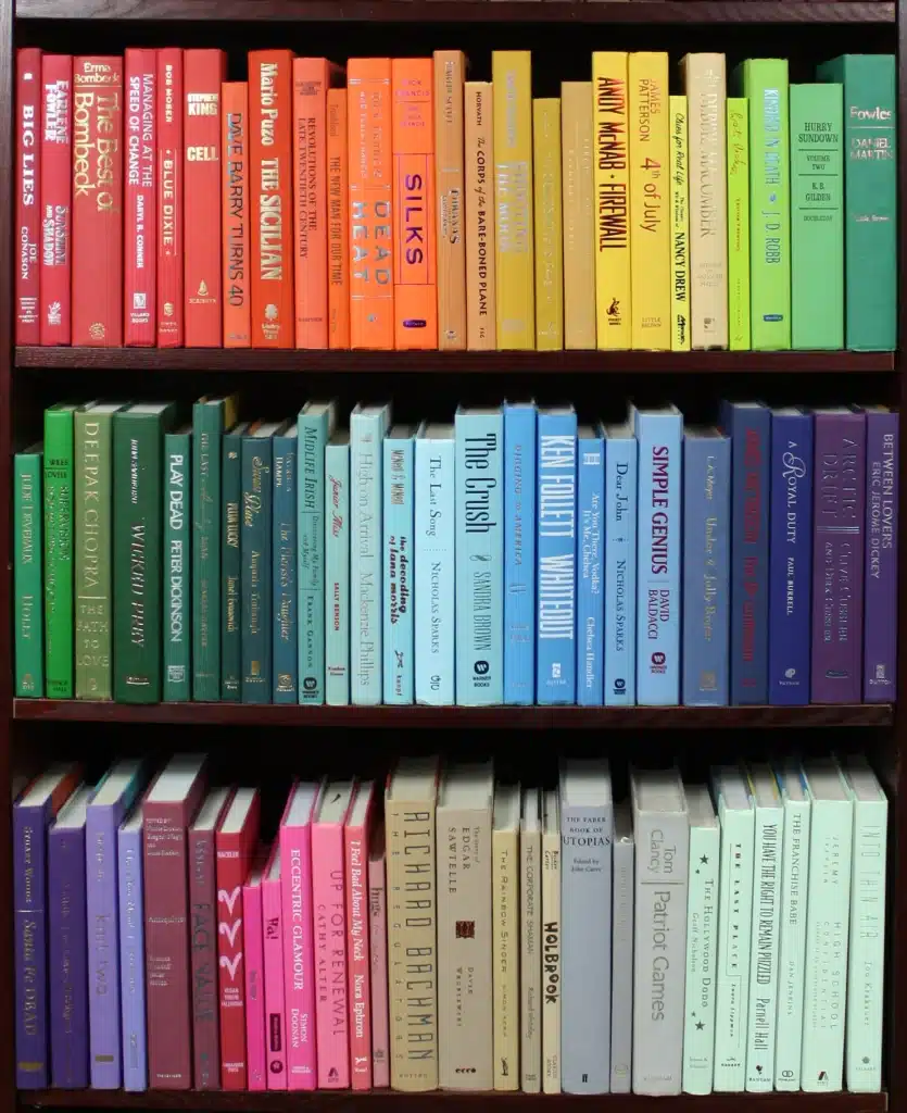 organização de livros por cores