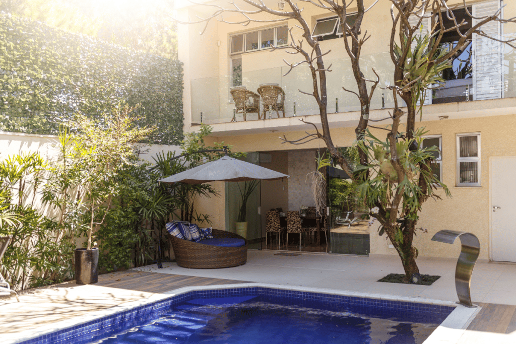 área da piscina decorada