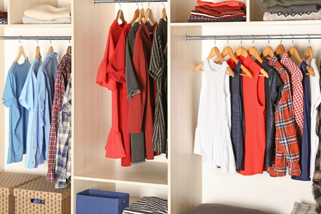 organização de guarda-roupa infantil