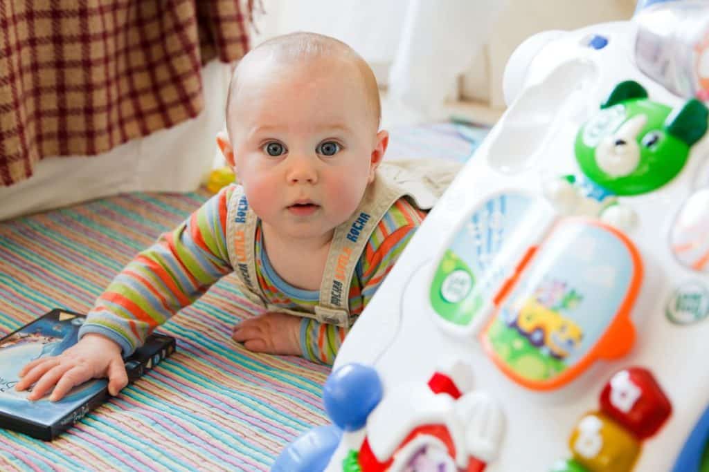 segurança para bebês em casa