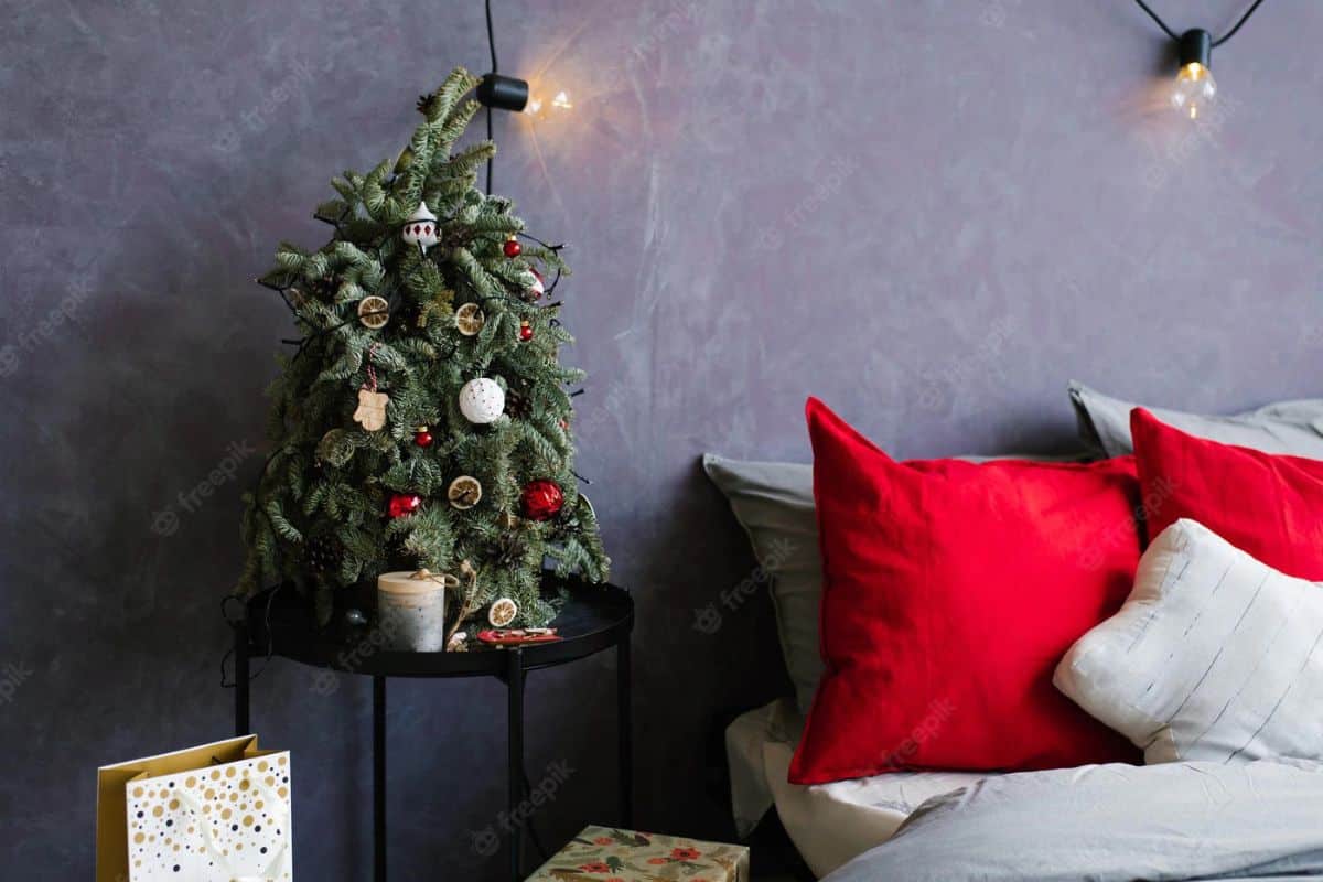 árvore de Natal na mesa de cabeceira