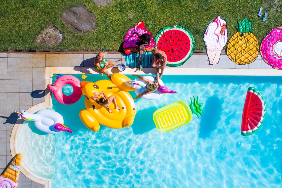 festa na piscina decorada