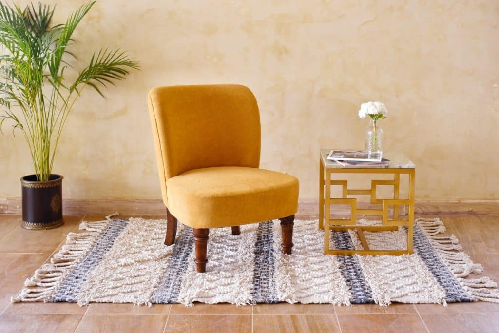 como usar cadeira amarela na decoração