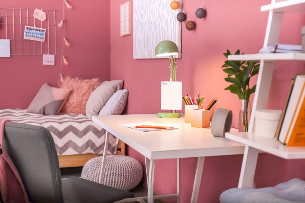 quarto feminino com tons vibrantes