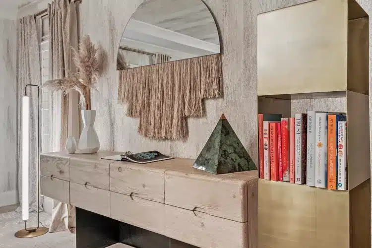 aparador decorado com capim dos pampas