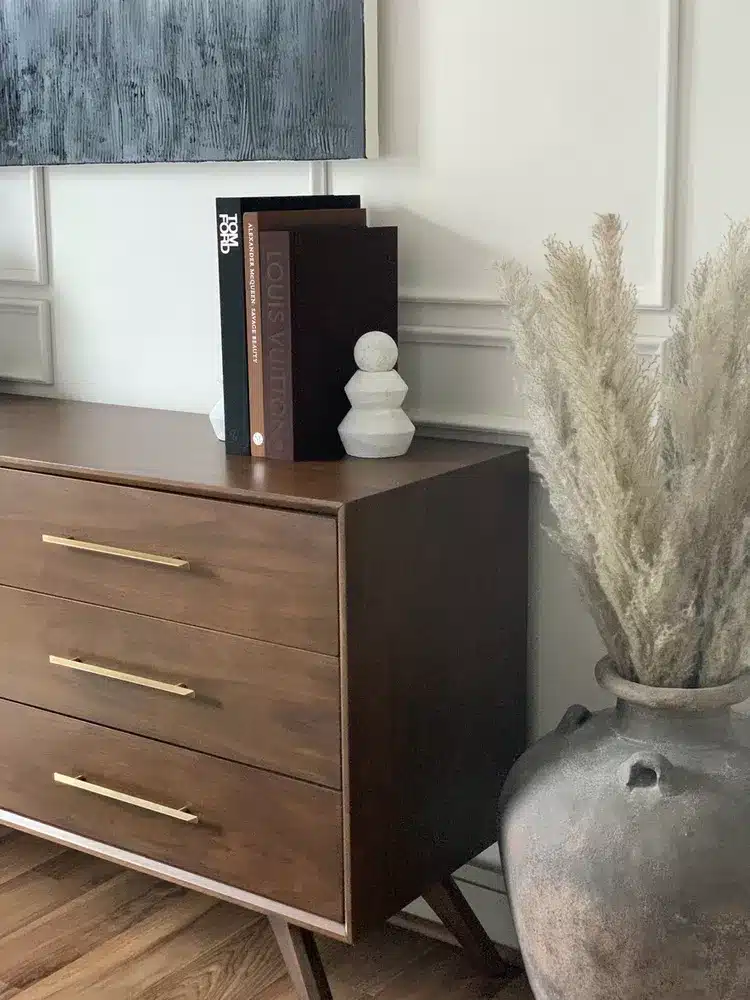 capim dos pampas em um vaso de chão