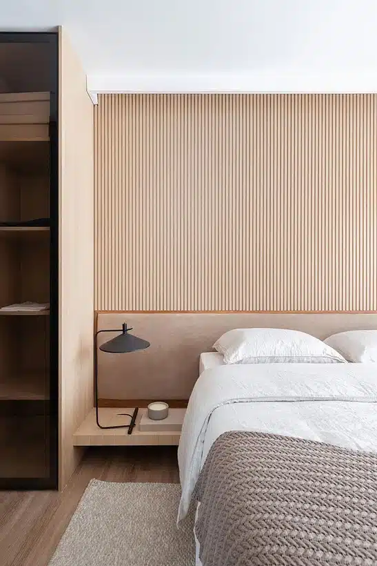 quarto elegante com madeira
