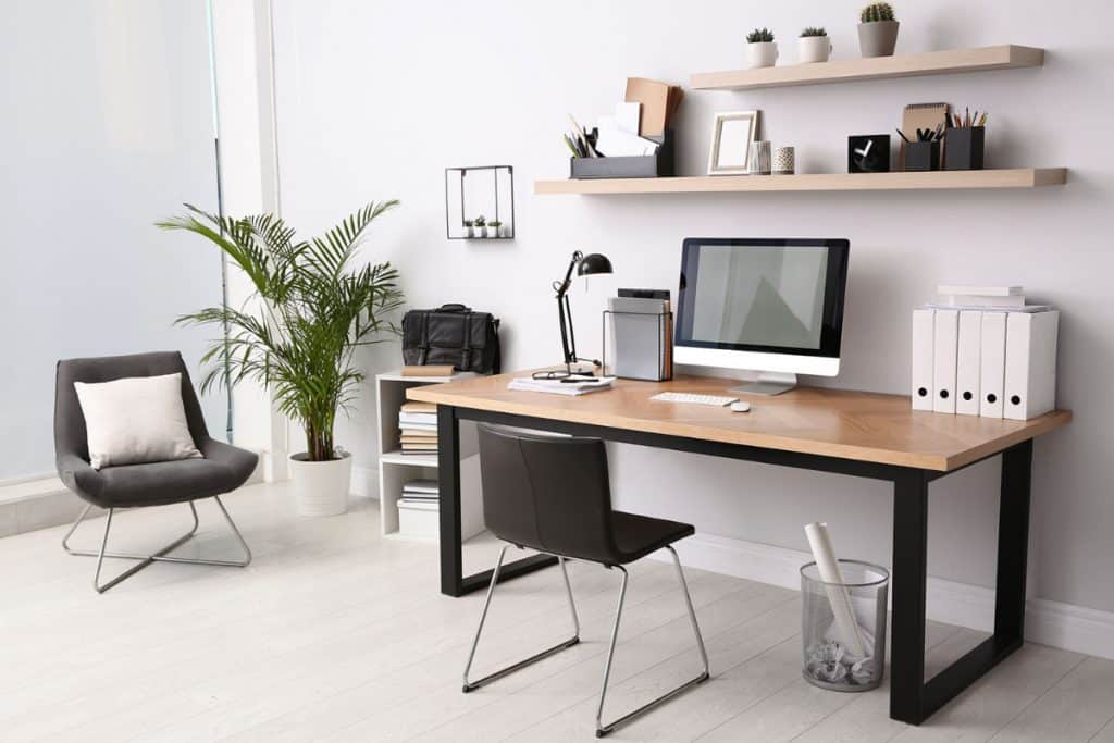 Mesa de trabalho limpa e organizada