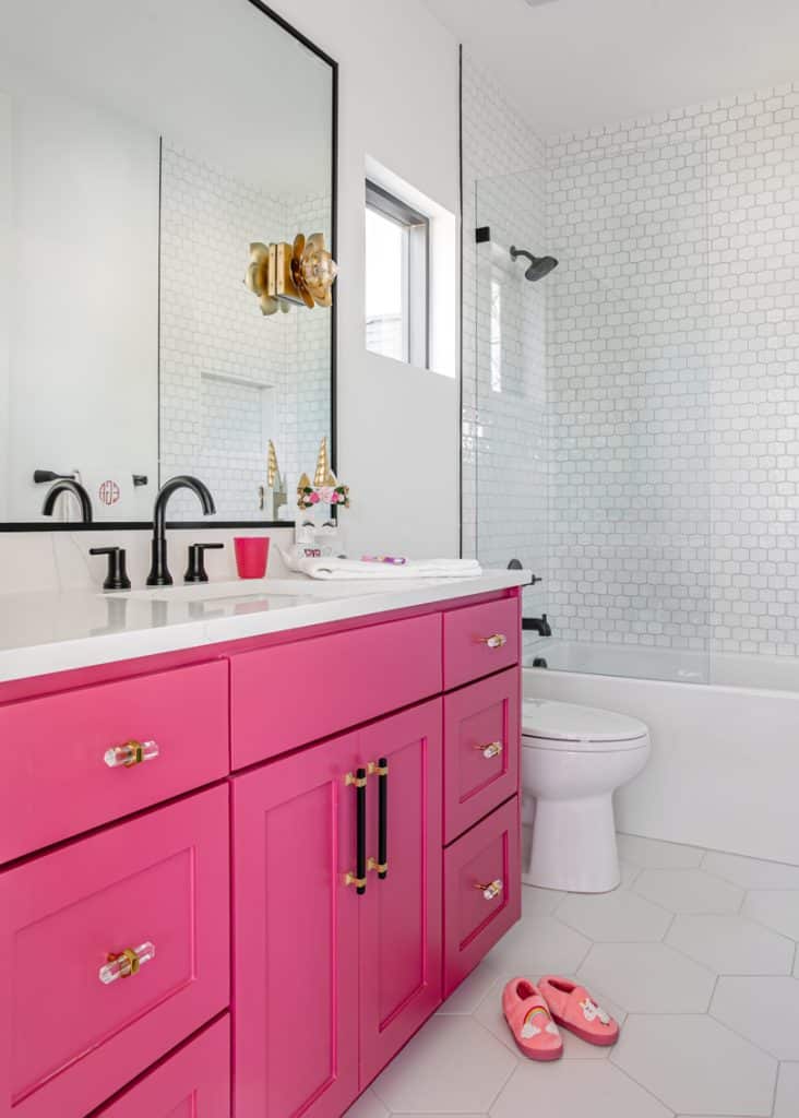 banheiro com armário rosa