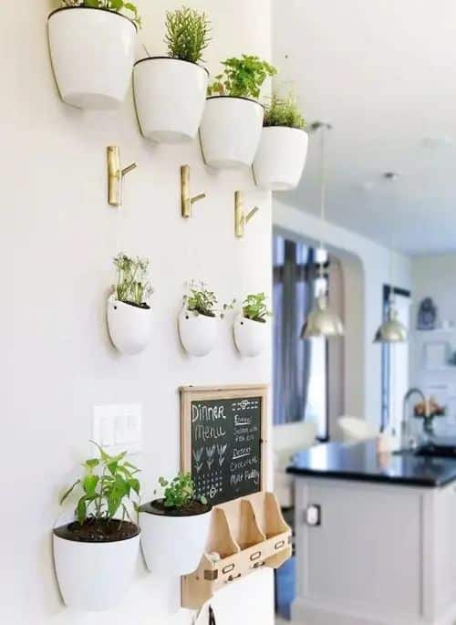 planta artificial na parede da cozinha