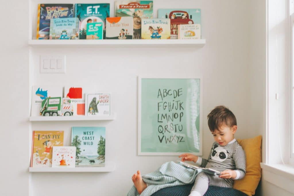 prateleira para livros no quarto infantil