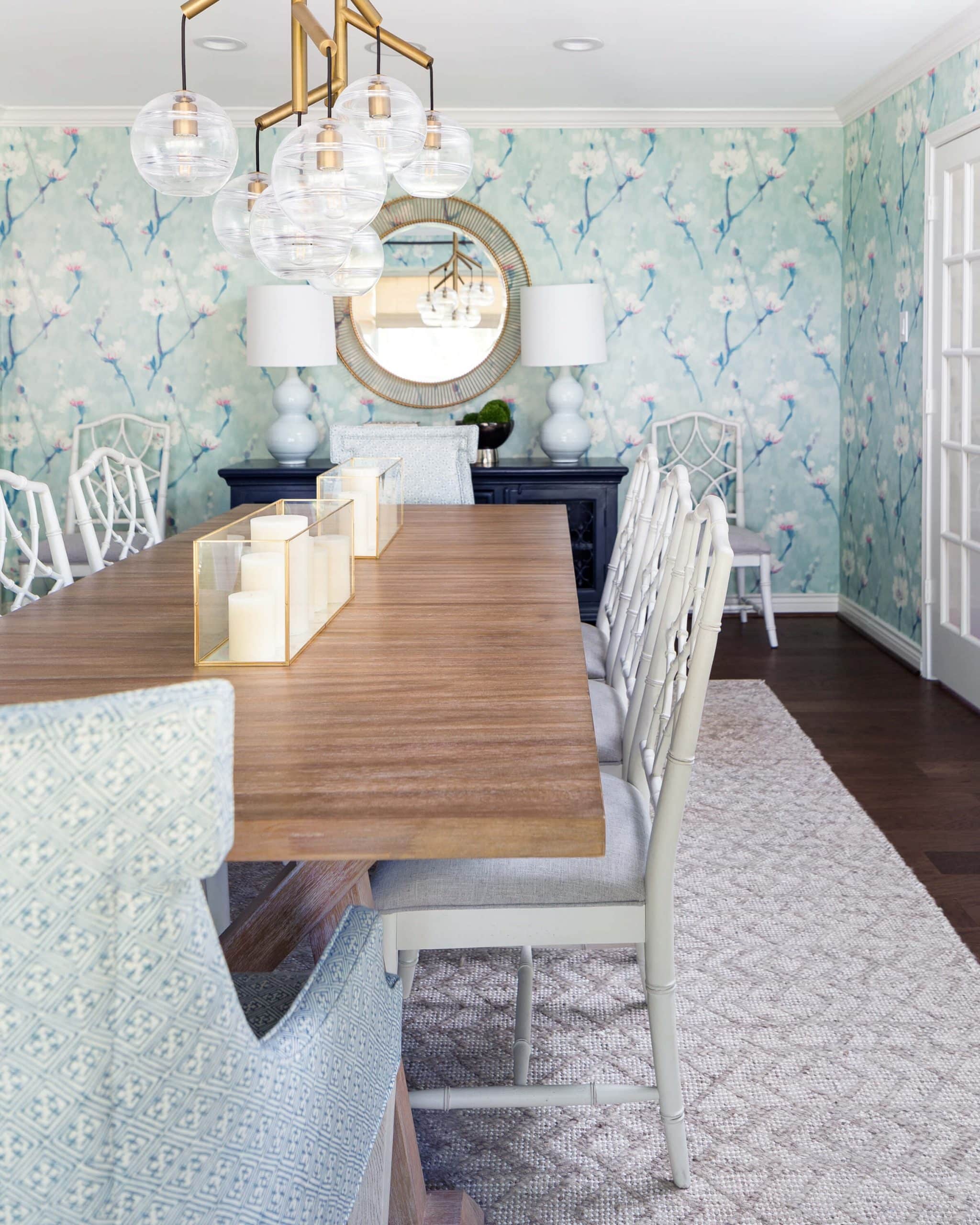 sala de jantar com papel de parede
