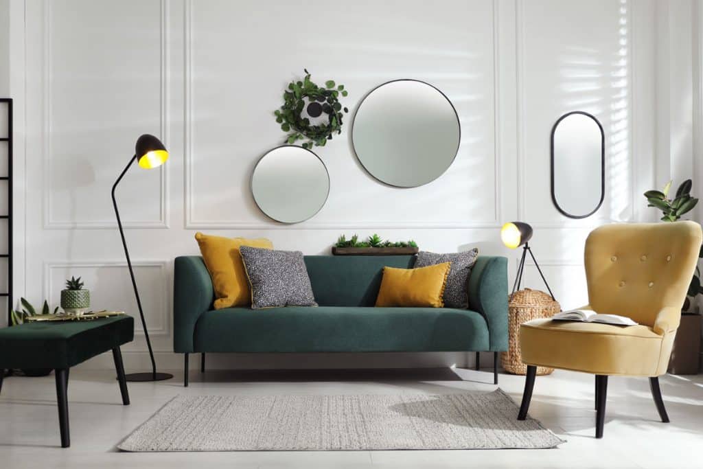 parede decorada com espelhos