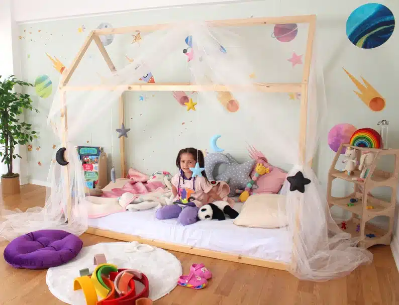 cama montessoriana no quarto infantil