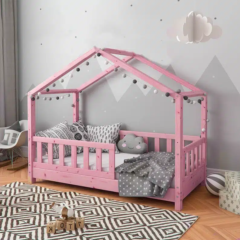 cama montessoriana no quarto infantil