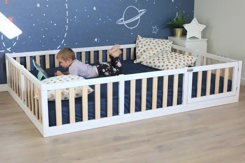 cama montessoriana no quarto infantil