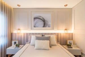 Boiserie no quarto: o que é e como usar? Descubra ideias!