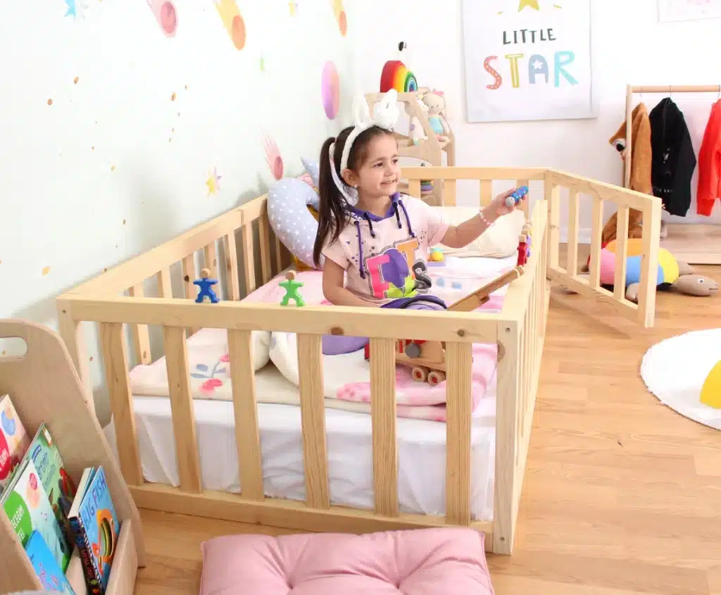 cama montessoriana no quarto infantil