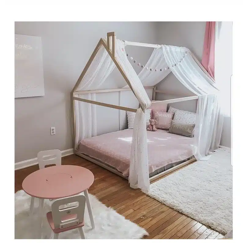 cama montessoriana no quarto infantil