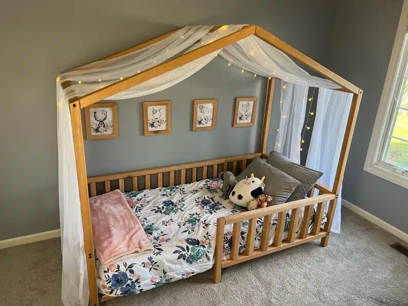 cama montessoriana no quarto infantil