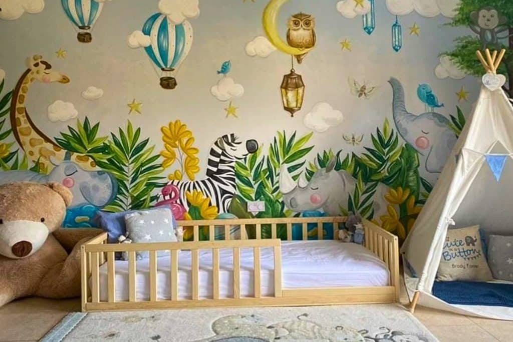 Cama montessoriana no quarto infantil