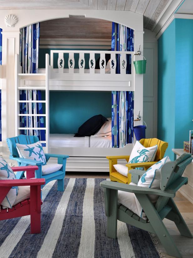 azul vibrante no quarto infantil