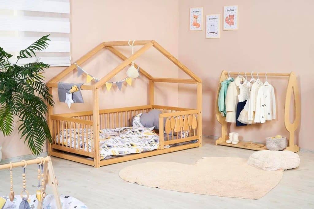 cama montessoriana no quarto infantil