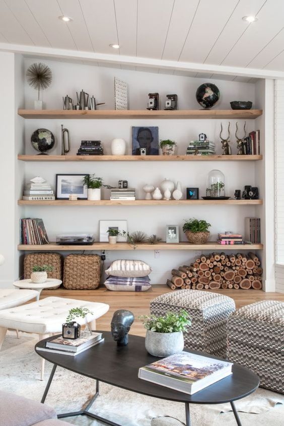 sala com prateleira na decoracao