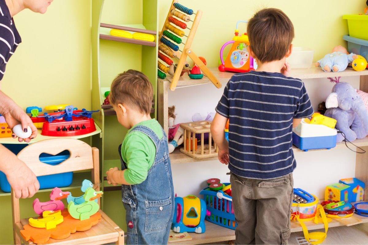 Como organizar os brinquedos no quarto infantil? Veja soluções