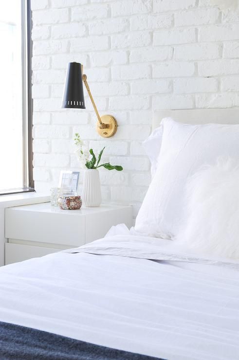 quarto com parede de tijolinho branco