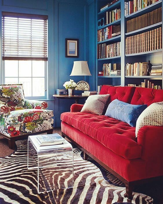 sofa vermelho com decoracao azul