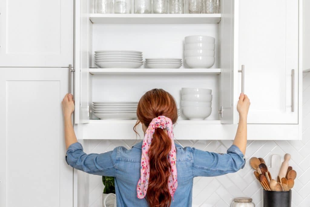 como organizar armário de cozinha