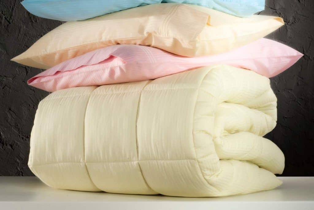 como organizar roupas de cama