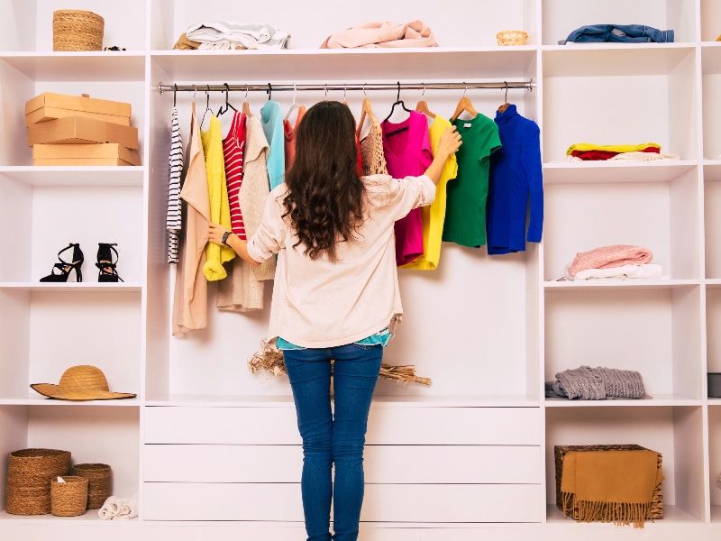 organizando guarda-roupa