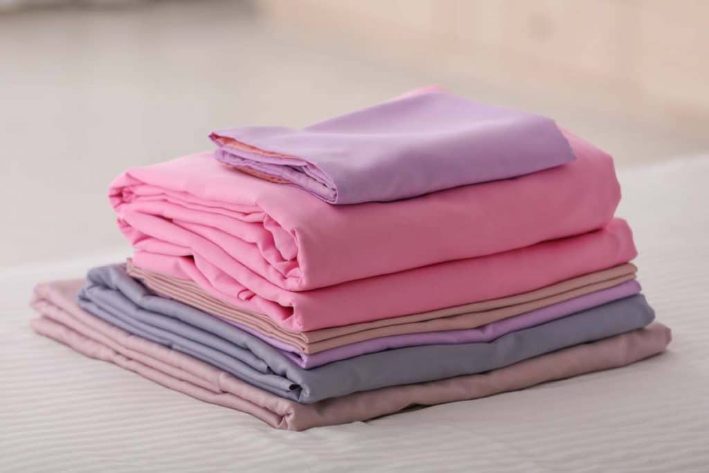 como organizar roupas de cama